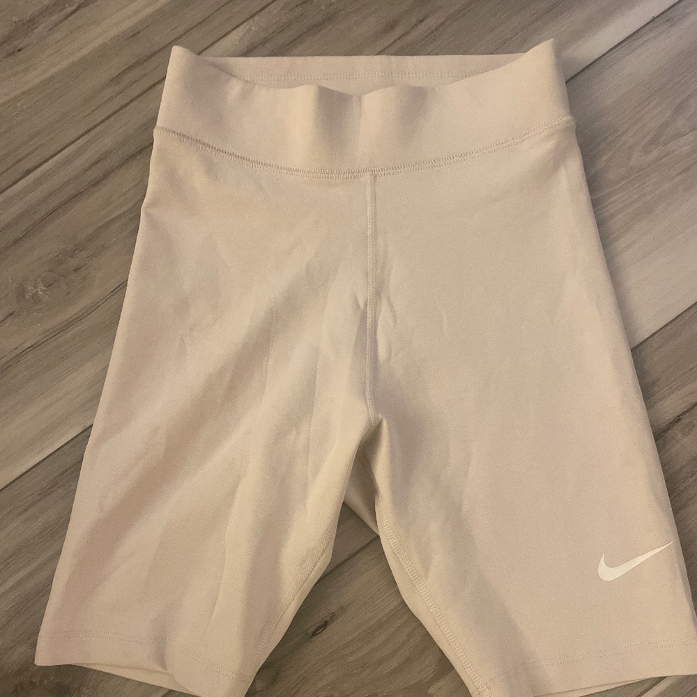 Nike essential bike shorts 8”
